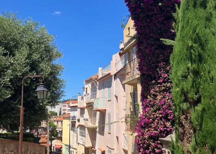 A Quartier Du Suquet Cannes